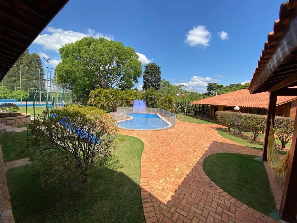 a backyard with a swimming pool and a garden at Sítio em Porto Feliz - Aconchegante e Ideal para Crianças in Pôrto Feliz