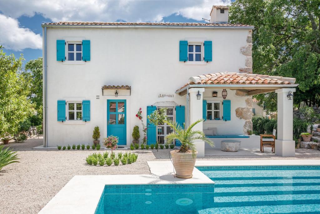 Bazén v ubytování Heritage Villa Laurel nebo v jeho okolí