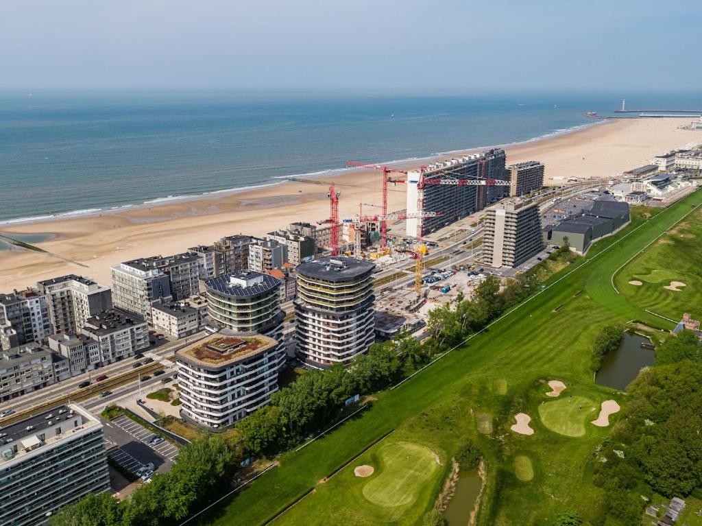 an aerial view of a city and the beach at Lichtrijk 2-slaapkamerappartement met zeezicht en gratis parking in Ostend
