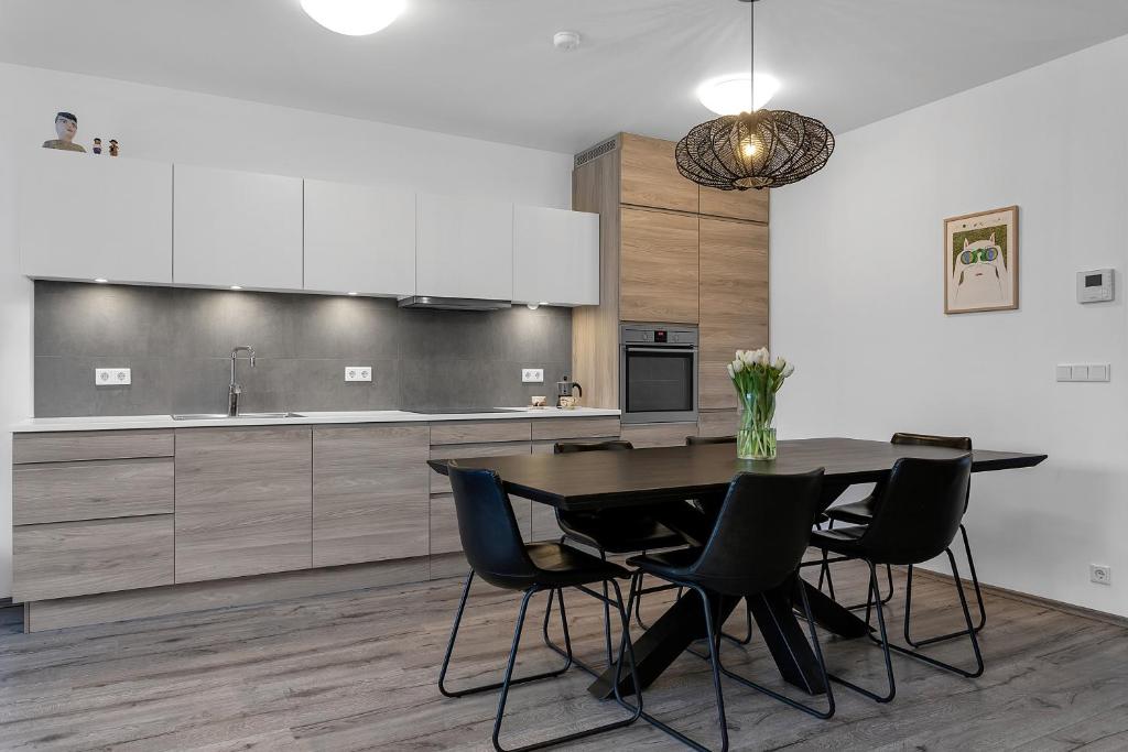 een keuken met een eettafel en stoelen bij Saga Apartments Reykjavík in Reykjavík
