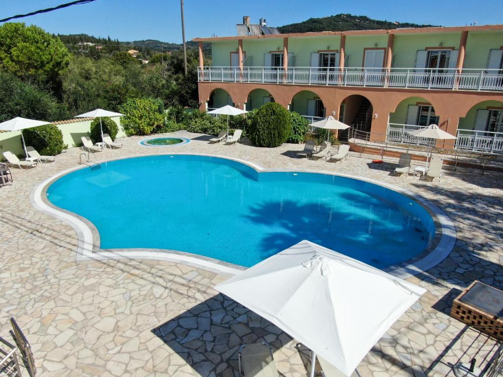 Bazén v ubytování Athina Hotel nebo v jeho okolí