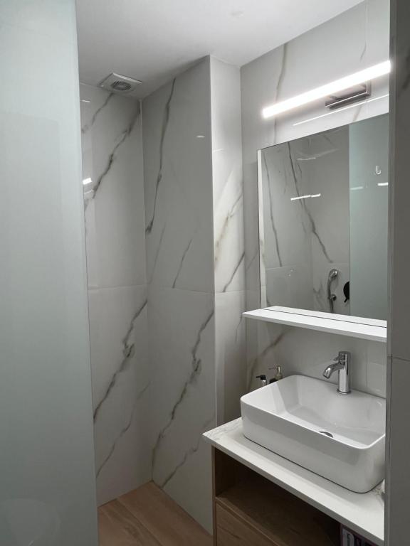 Hermanos City Apartment's - 17