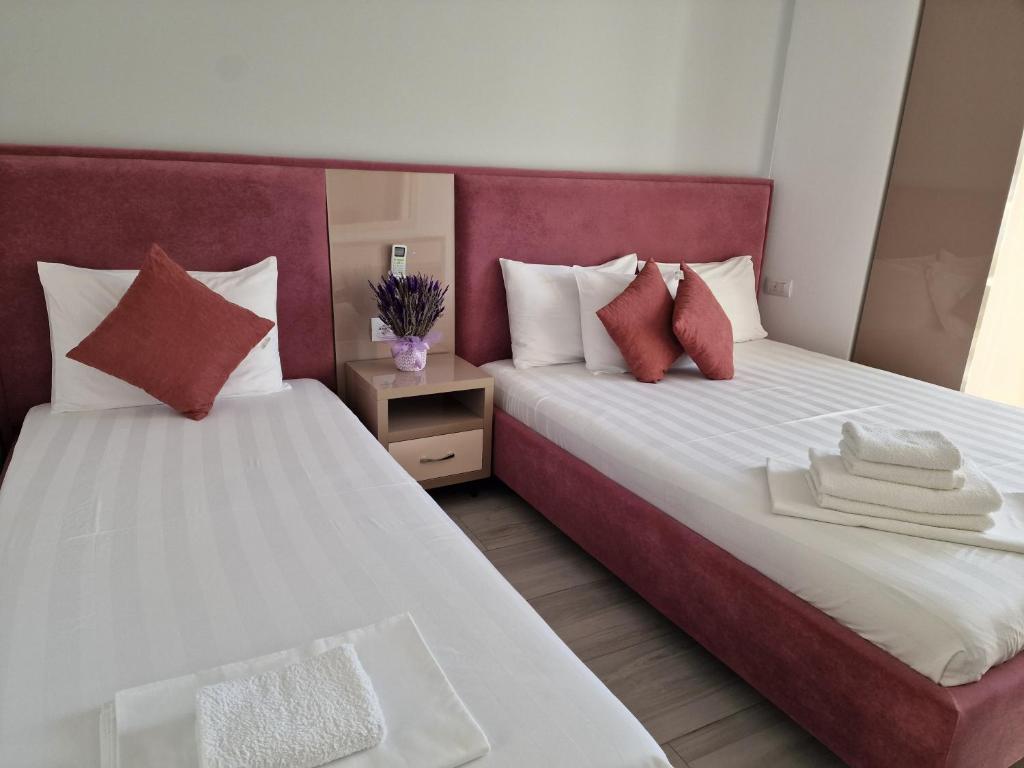 Postel nebo postele na pokoji v ubytování Seaside Hotel