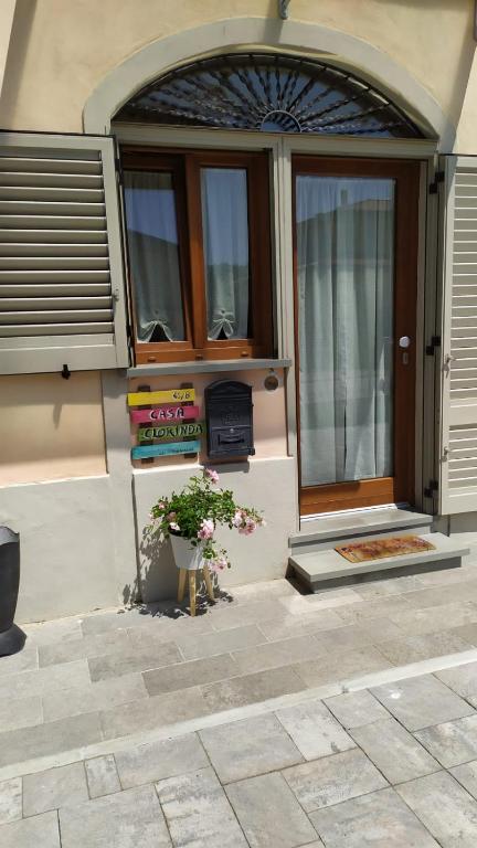 una puerta delantera de una casa con una maceta en Casa Clorinda, en Arezzo