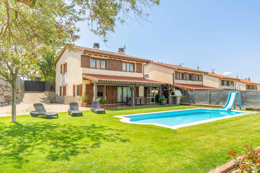 una casa con piscina en el patio en Casa Valdizarbe, espaciosa casa rural próxima a Pamplona en Biurrun