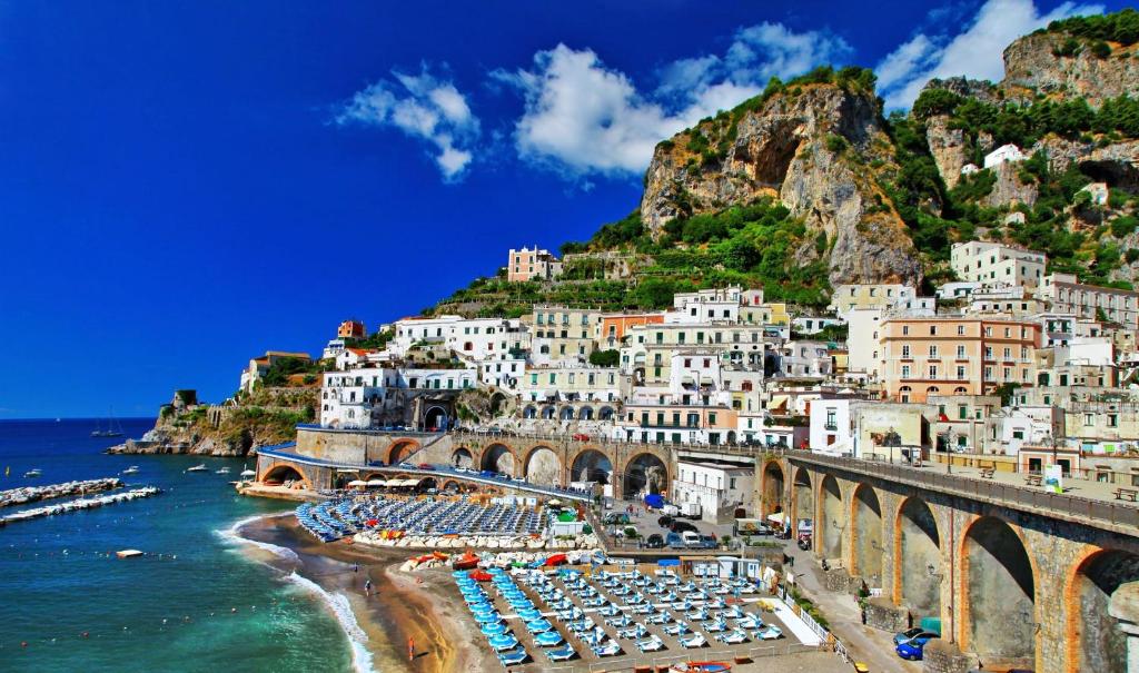 una vista de positano en la costa de Amalfi en Casa De Rosa, en Atrani