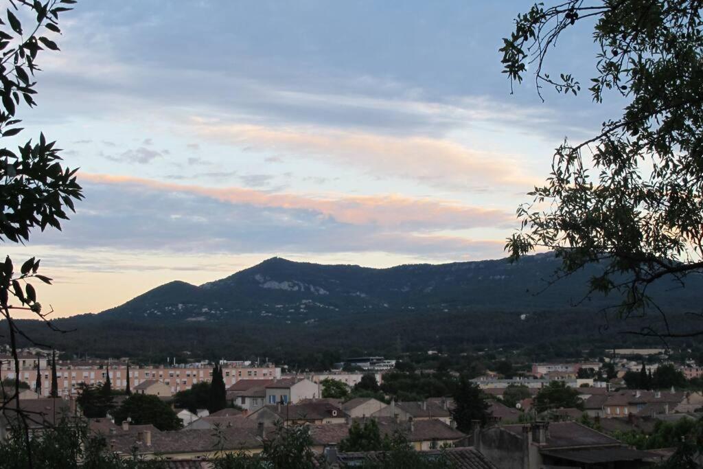ガルダンヌにあるMaison de ville lumineuse avec jardinの遠くの山を望む街並み