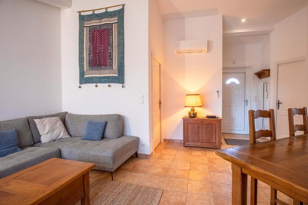 Villa Domaine du golf de Roquebrune في La Rouviere: غرفة معيشة بها أريكة وطاولة