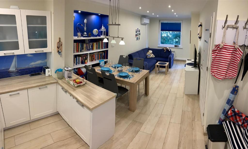 ウケンチンにあるApartament Marineroのキッチン、リビングルーム(テーブル付)、ダイニングルーム