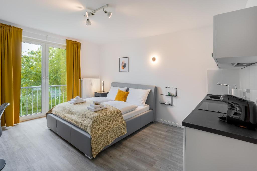 een slaapkamer met een bed en een tv. bij MINT: Design Studio – Parken – Küche – WiFi in Dortmund