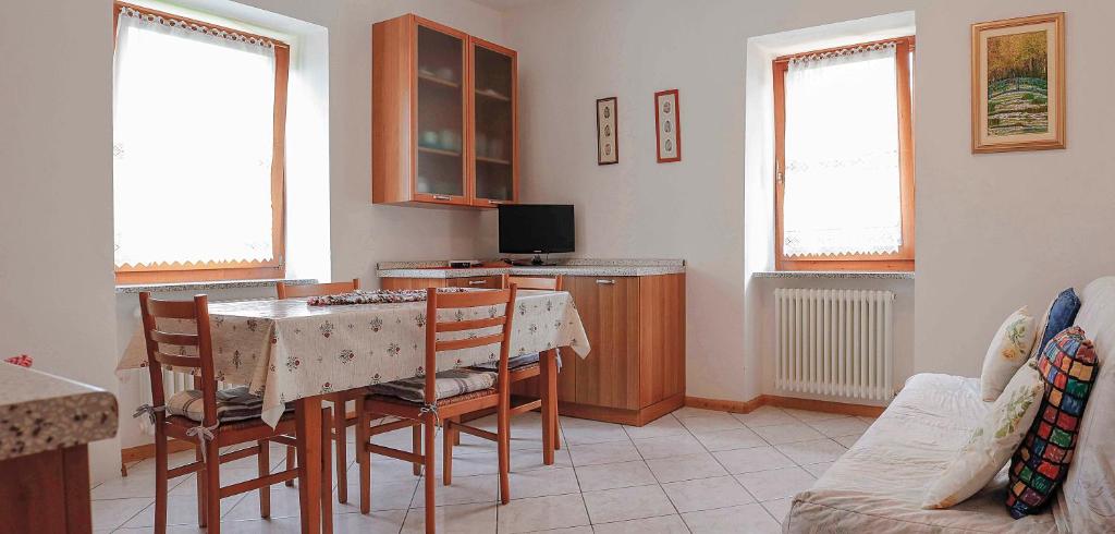 Televízia a/alebo spoločenská miestnosť v ubytovaní Appartamento l'edera