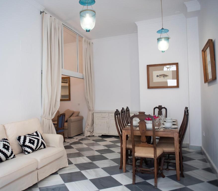 Posezení v ubytování GATU PREMIUM Apartamento Palacio Oneto con Jardín Privado " Preferente mayores de 25 años y familias "
