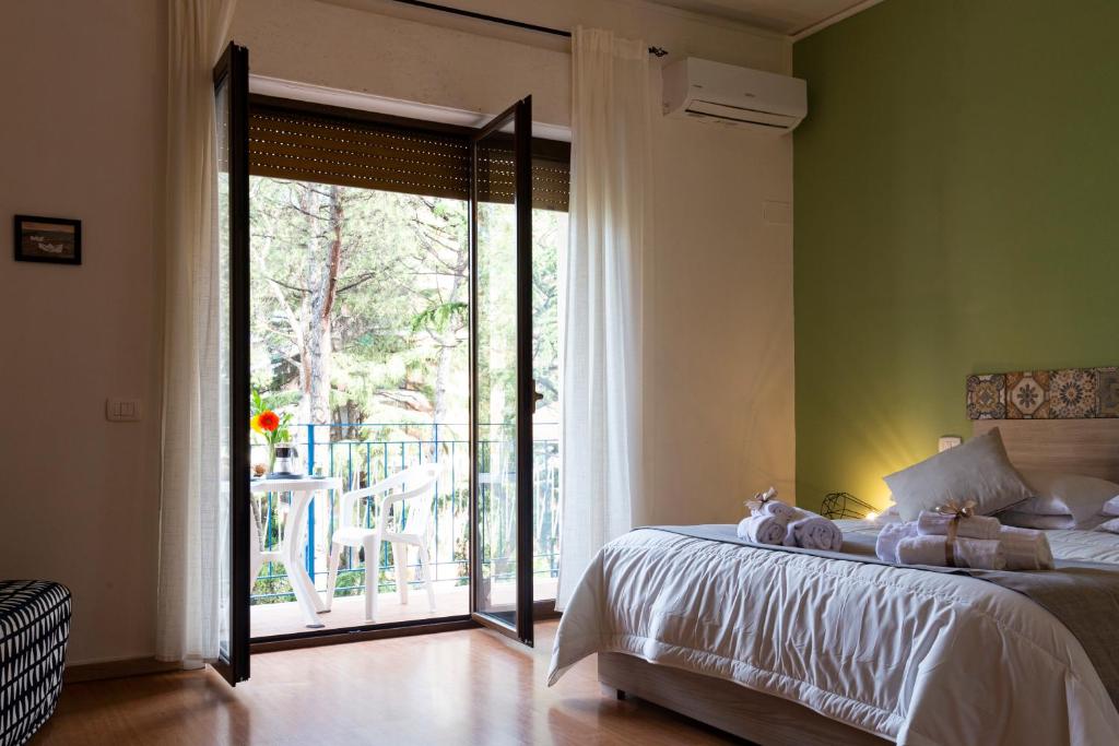 Schlafzimmer mit einem Bett und einer großen Glasschiebetür in der Unterkunft Sorrento Living in Sorrent