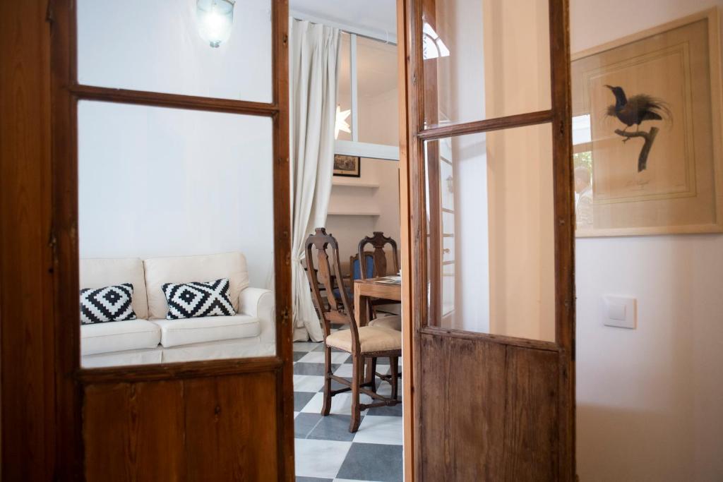 Posezení v ubytování GATU PREMIUM Apartamento Palacio Oneto con Jardín Privado " Preferente mayores de 25 años y familias "