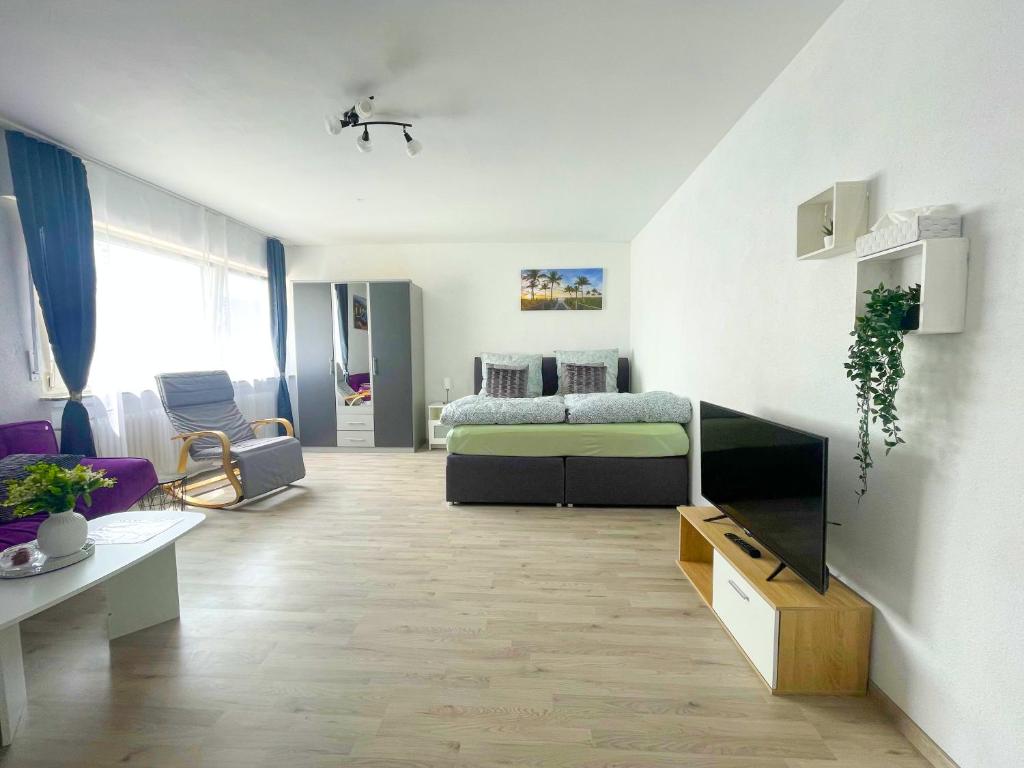 sala de estar con sofá y cama. en Perfekte 1,5 Wohnung Zentral in Leonberg gegenüber Einkaufzentrum, en Leonberg