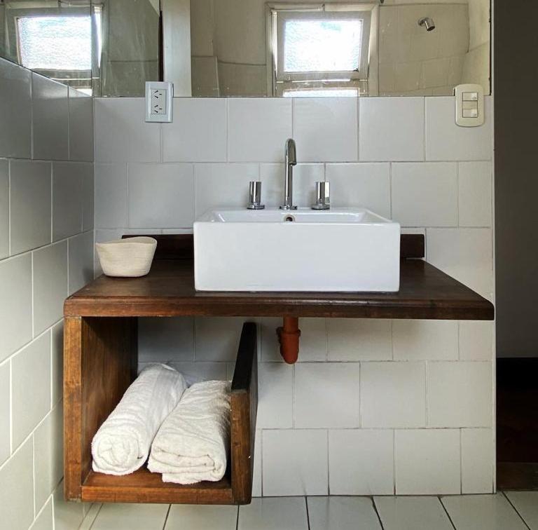 uma casa de banho com um lavatório e um balcão com toalhas em Departamento calle Espejo em Mendoza