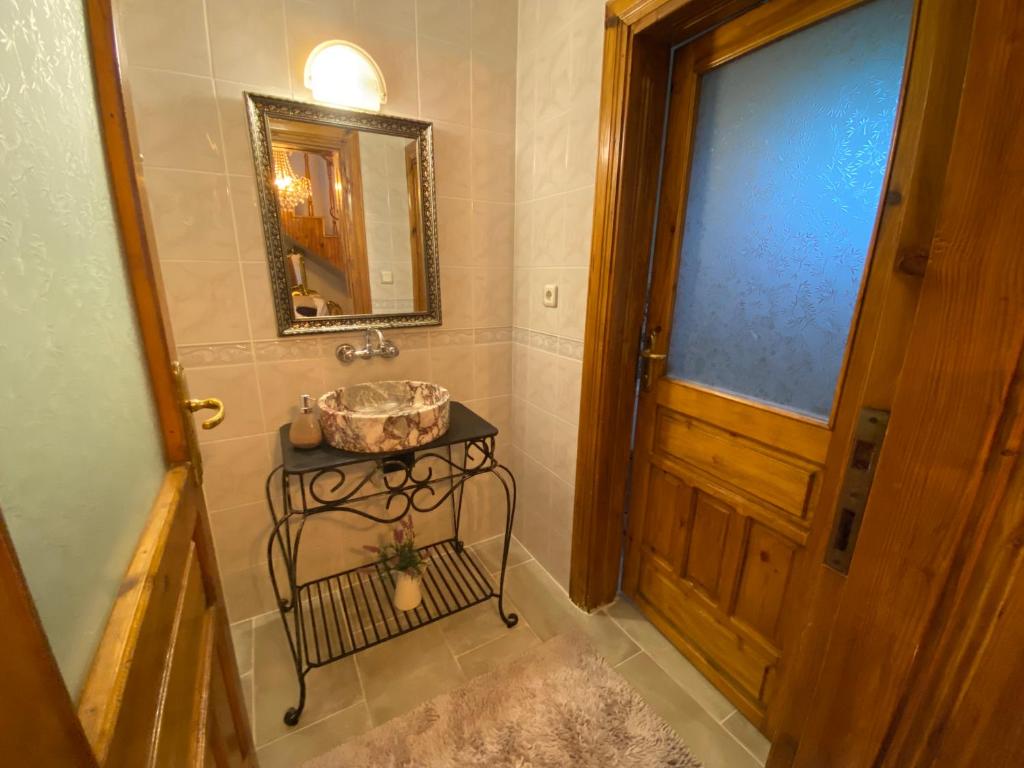 bagno con lavandino e specchio di Çiftlik ad Arsin