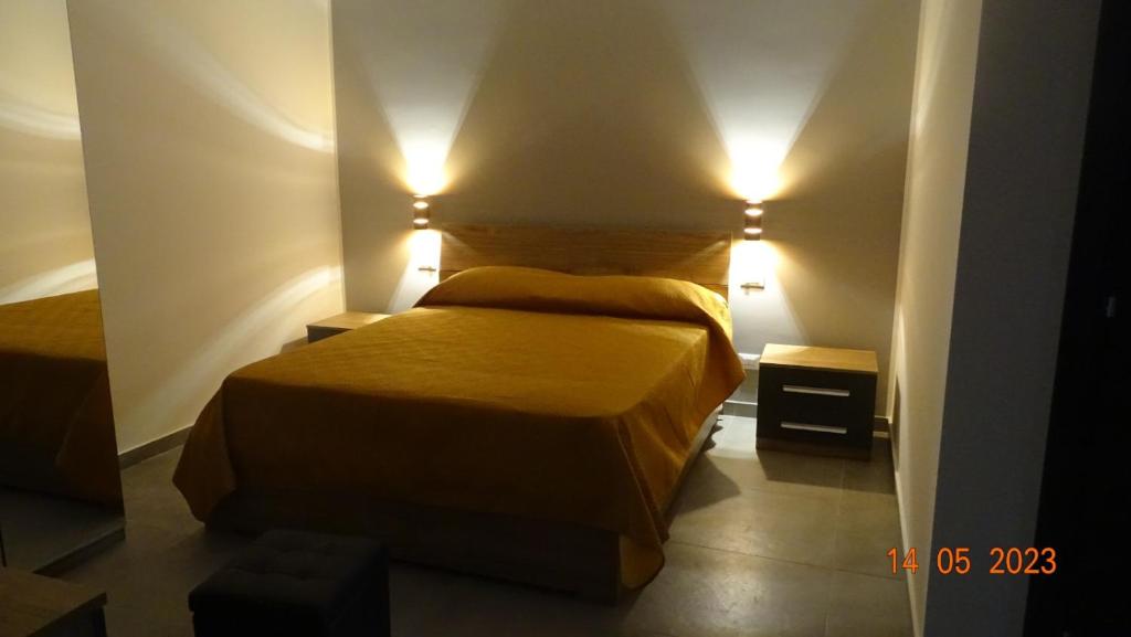 um quarto com uma cama com duas luzes em polahouse em Sciacca