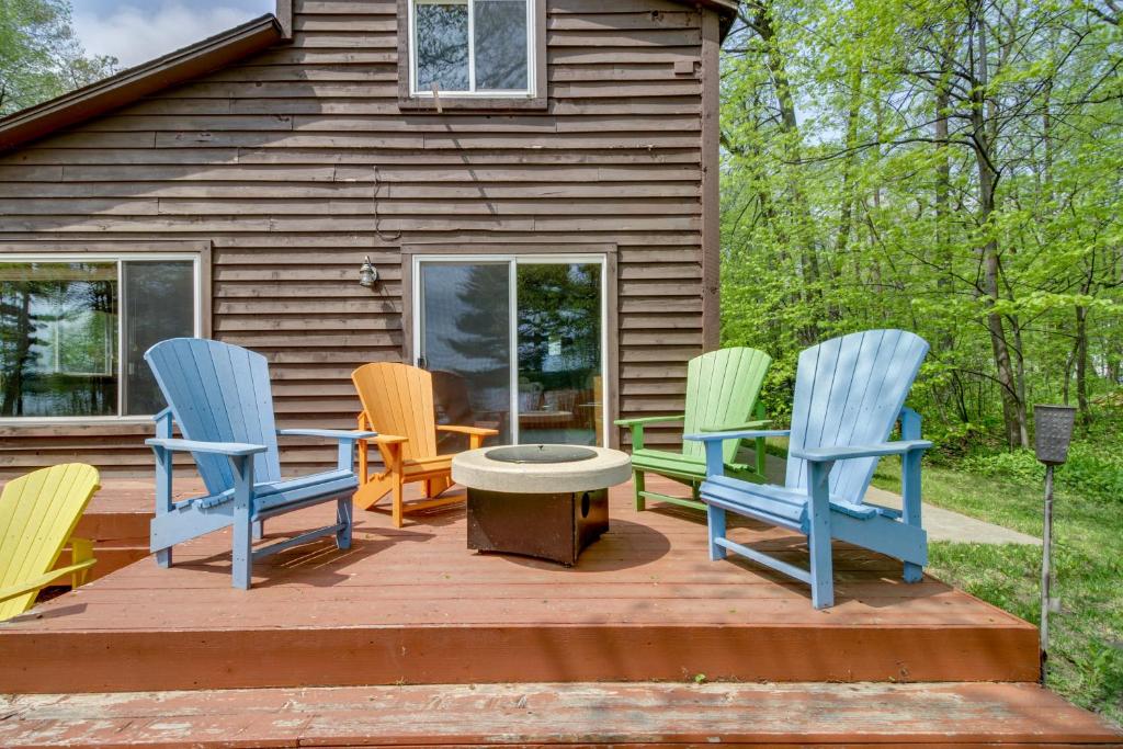 4 chaises et une table sur une terrasse devant une maison dans l'établissement Minnesota Cabin with Deck and Private Beach, à Merrifield