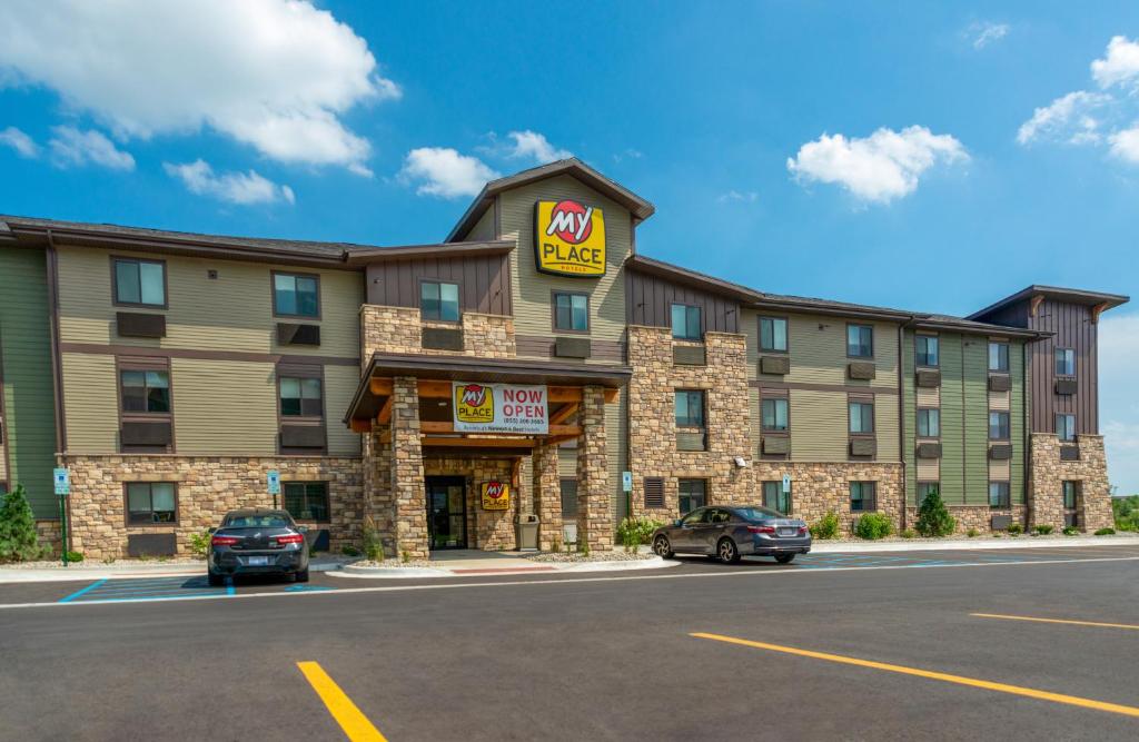 アイダホフォールズにあるMy Place Hotel-Idaho Falls, IDの道路脇のクリスピーの看板を持つホテル