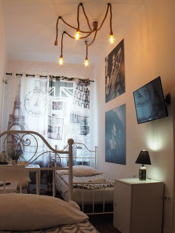 Postel nebo postele na pokoji v ubytování Chmielna 5 Rooms & Apartments