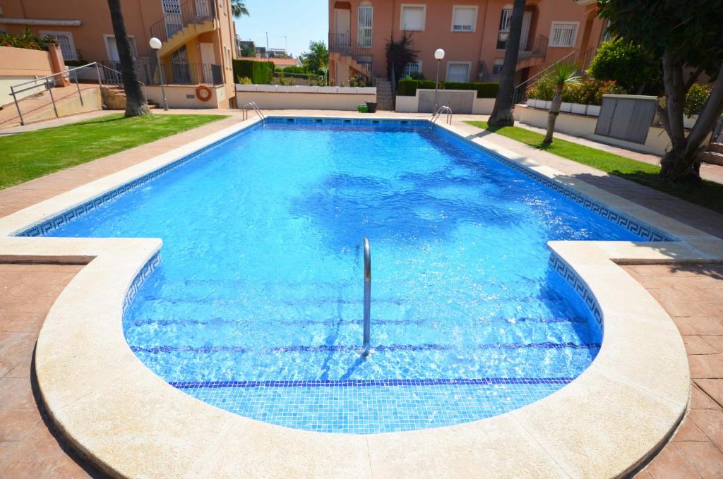 a large swimming pool with blue water at Golive Bahia in Cambrils