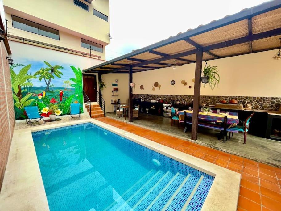- une piscine au milieu d'une maison dans l'établissement Casa Tesoro Selva, à Tarapoto