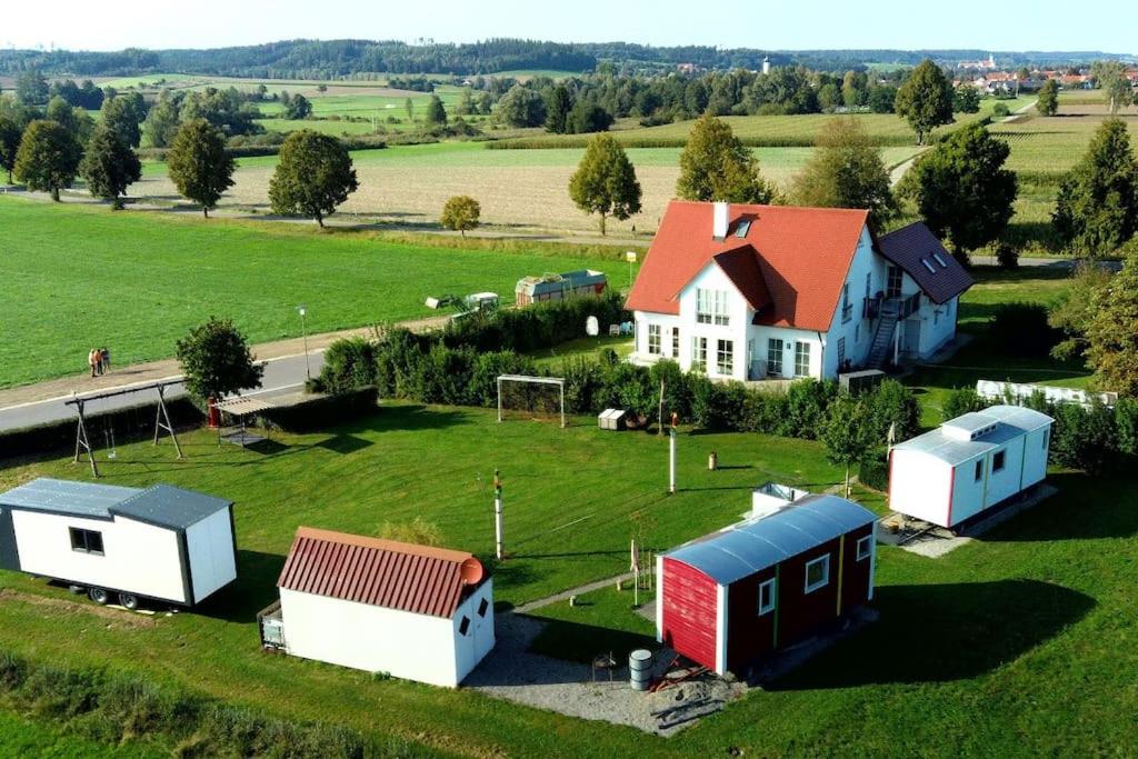- une vue aérienne sur une maison et un terrain de football dans l'établissement Feriendörfle Fritz - Zirkuswagen (rot), à Ettenbeuren