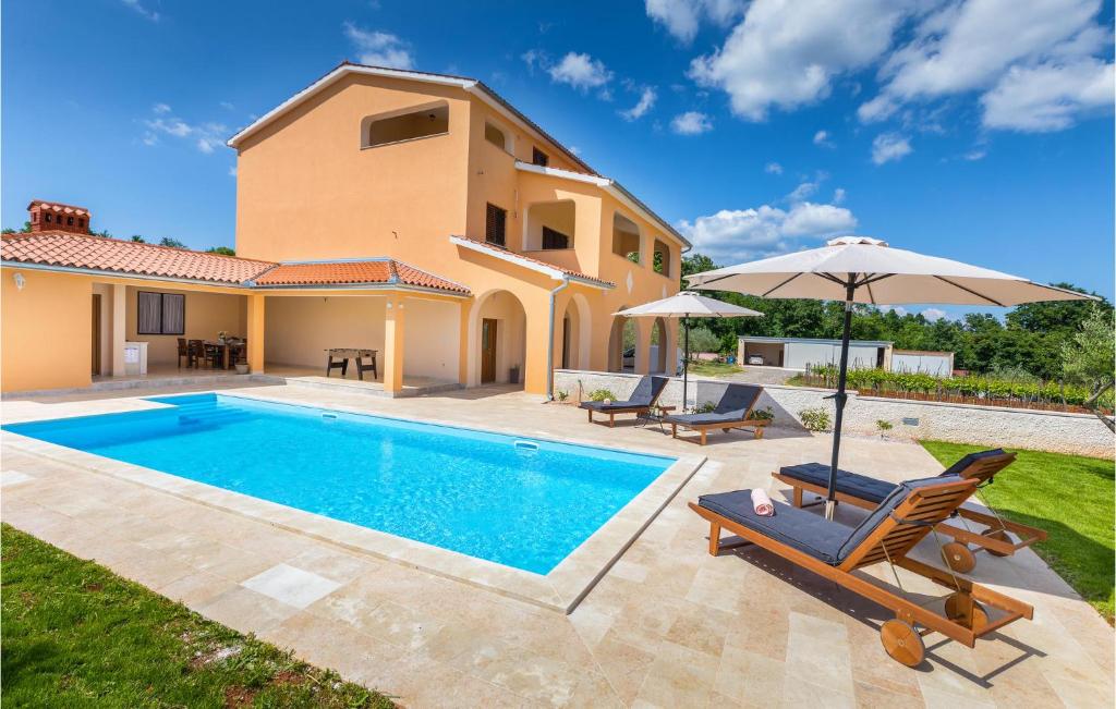 obraz willi z basenem w obiekcie Gorgeous Home In Divsici With Wifi w mieście Divšići