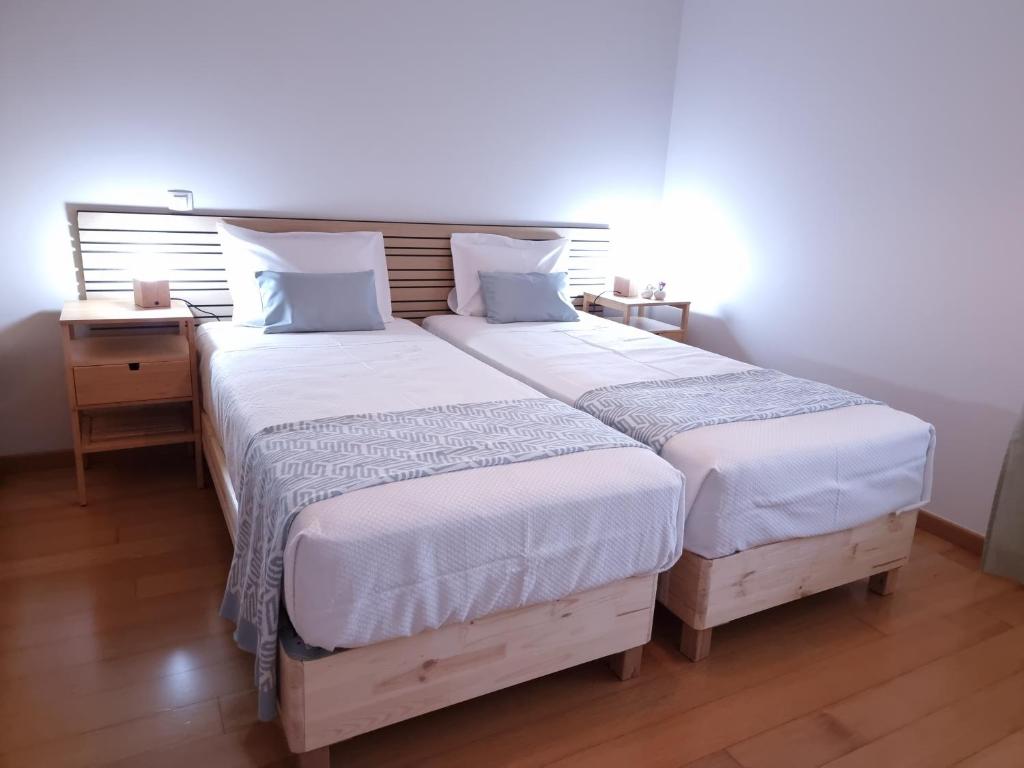 a bedroom with two twin beds and a desk at Casa Pedra da Nau- 2 bedroom APT @Figueira da Foz in Buarcos