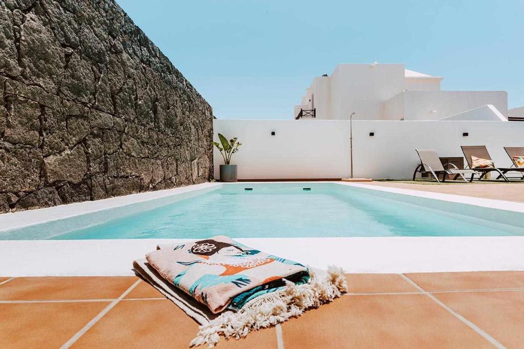 Bazén v ubytování Villa Lyra Piscina Climatizada nebo v jeho okolí