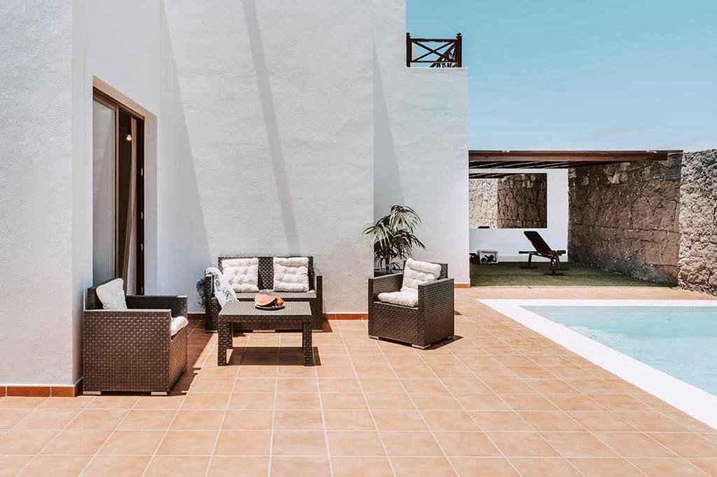 Bazén v ubytování Villa Lyra Piscina Climatizada nebo v jeho okolí