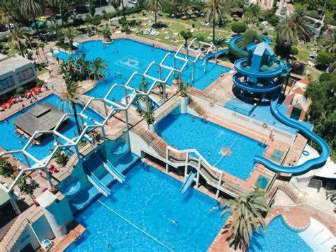 einen Luftblick auf einen Wasserpark mit zwei Pools in der Unterkunft Fantastico estudio en Benalbeach con vistas al mar in Benalmádena