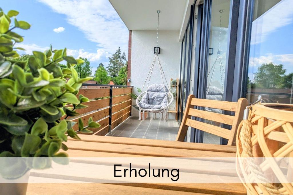 - une terrasse couverte avec une balançoire et une chaise dans l'établissement Uhlpartment - Wittingen, à Wittingen