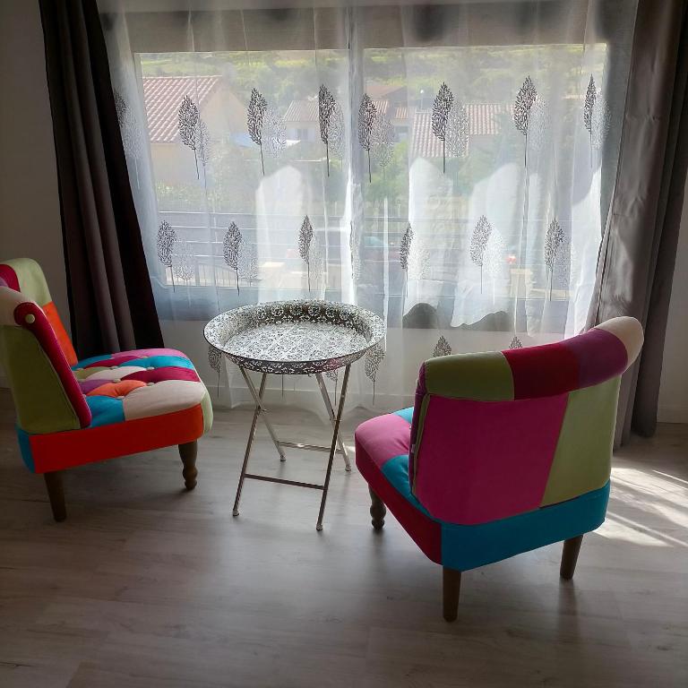 Posedenie v ubytovaní Alaric Lodge: gîte champêtre avec parking privé.