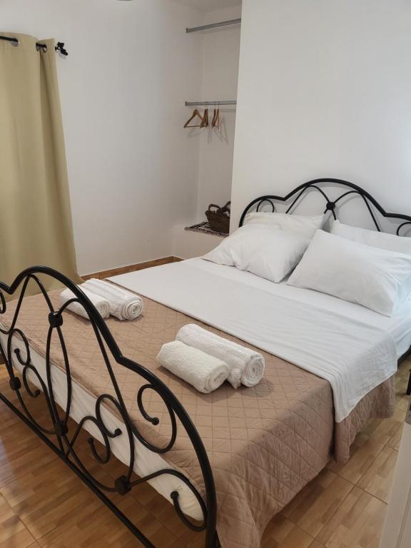 a bedroom with a bed with towels on it at Houlia home διαμέρισμα με δωρεάν χώρο στάθμευσης in Andros