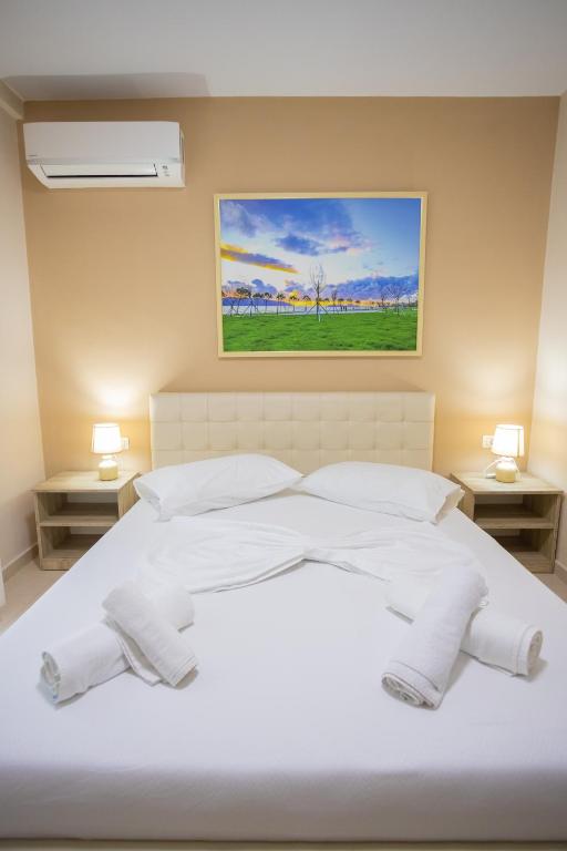 Postel nebo postele na pokoji v ubytování Jordan`s Hotel