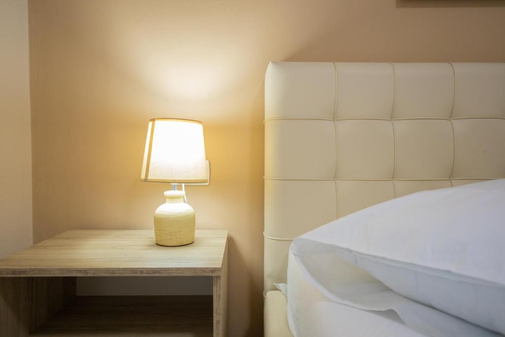 Postel nebo postele na pokoji v ubytování Jordan`s Hotel