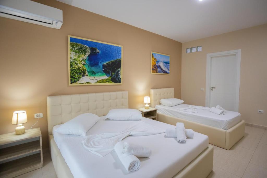 Postel nebo postele na pokoji v ubytování Jordan`s Hotel