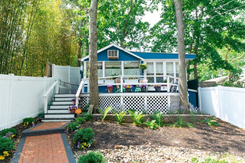 una casa con techo azul en un patio en The Hampton Sack, en East Hampton