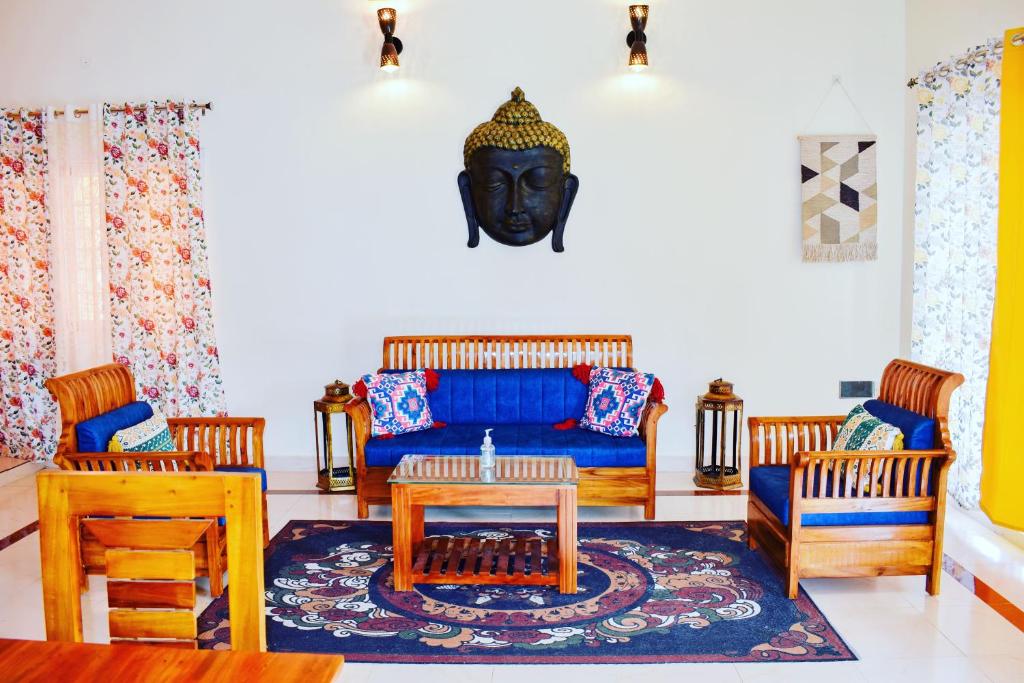 - un salon avec un canapé bleu et un masque noir dans l'établissement City Vista, à Kodaikānāl