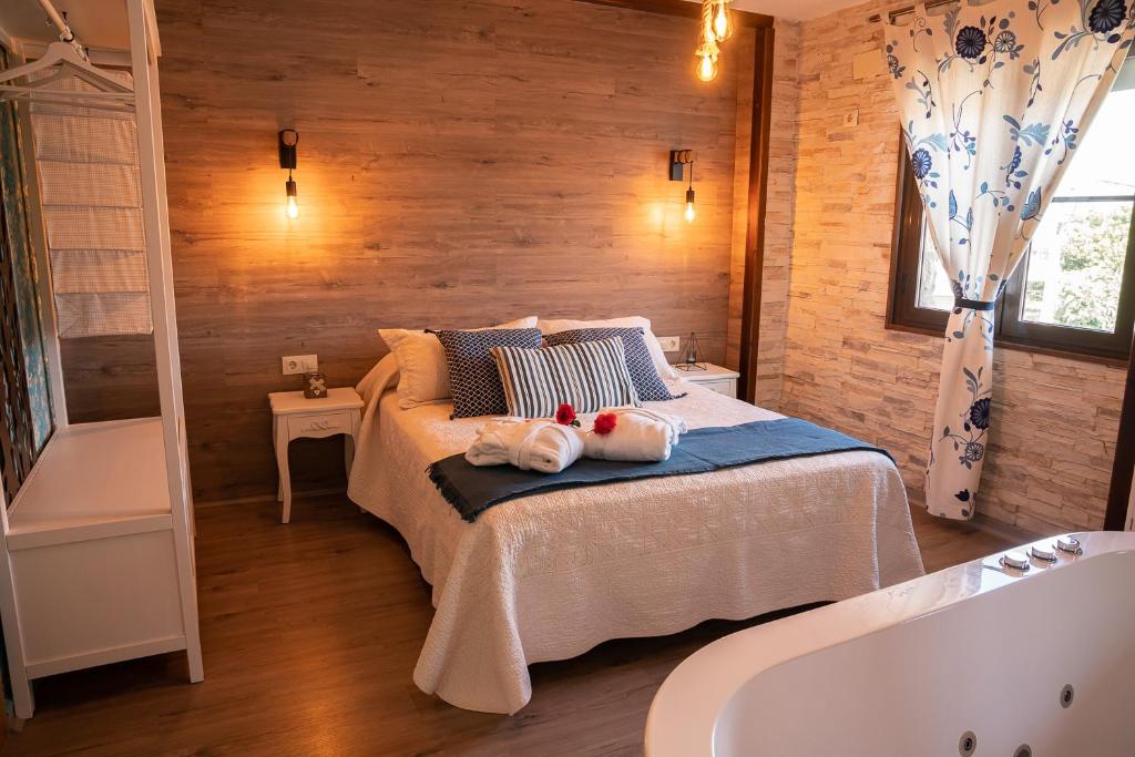 1 dormitorio con cama y bañera en Apartamento Rural Amaluna en El Torno