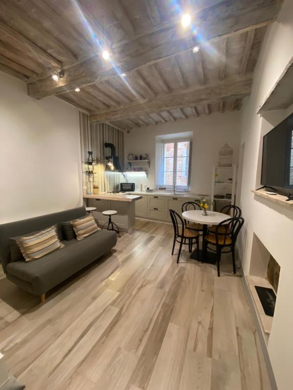 LA CASINA DEL VICOLO في تشيتا ديلا بيفي: غرفة معيشة مع أريكة وطاولة