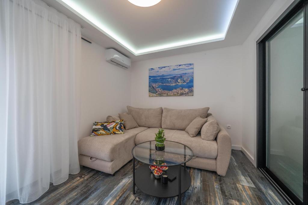 Uma área de estar em Zoi apartment