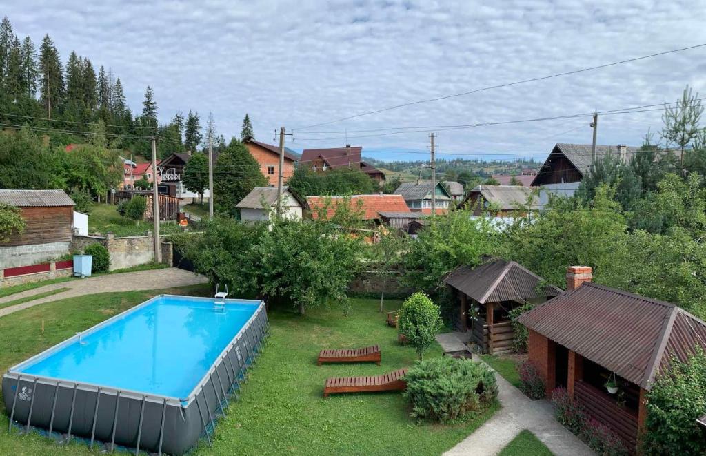 uma vista aérea de um quintal com uma piscina em Затишок в Карпатах em Slavske
