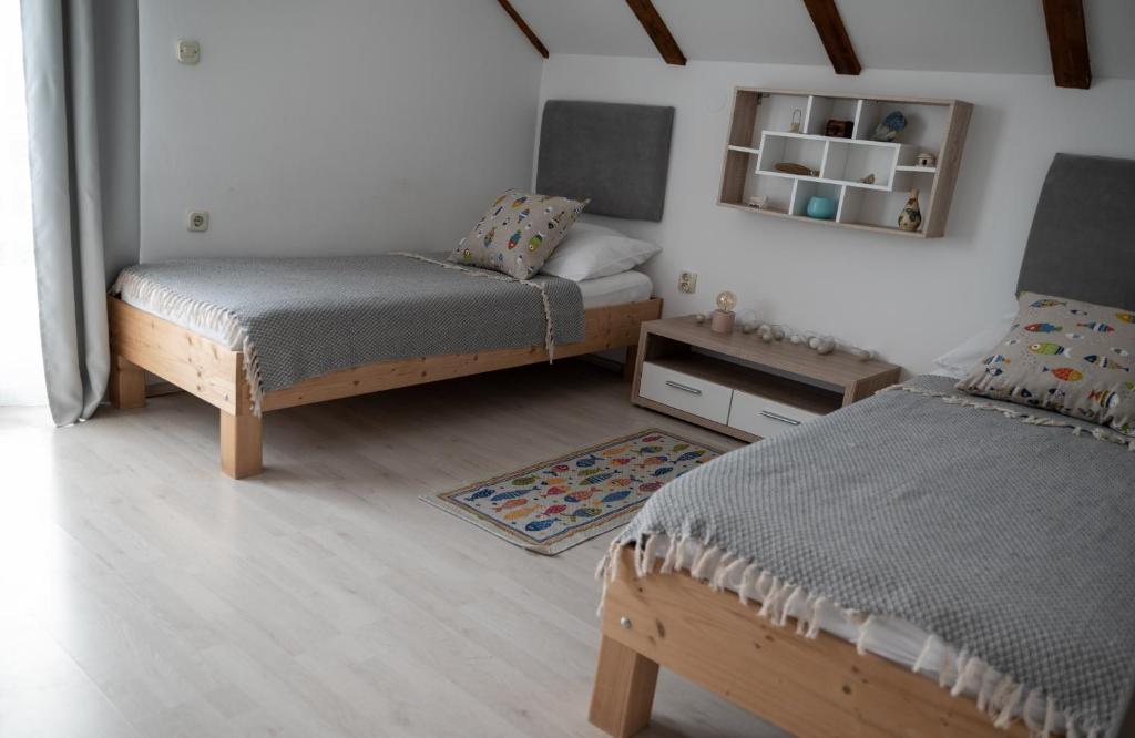 Łóżko lub łóżka w pokoju w obiekcie Apartman Milutin