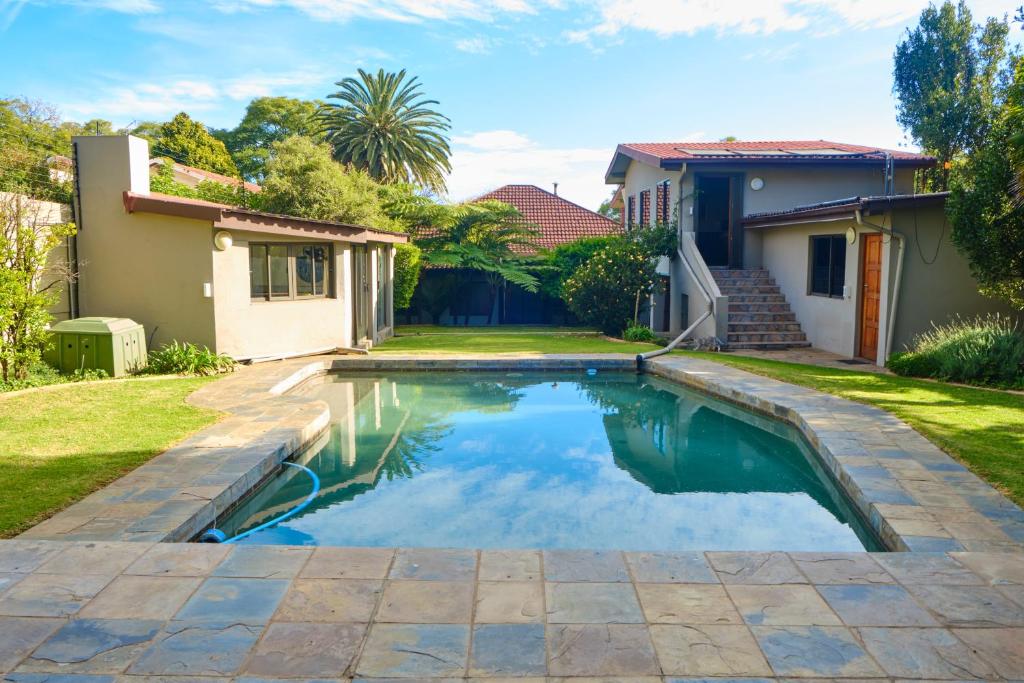 una piscina en el patio de una casa en Hidden retreat in Kensington, en Johannesburgo