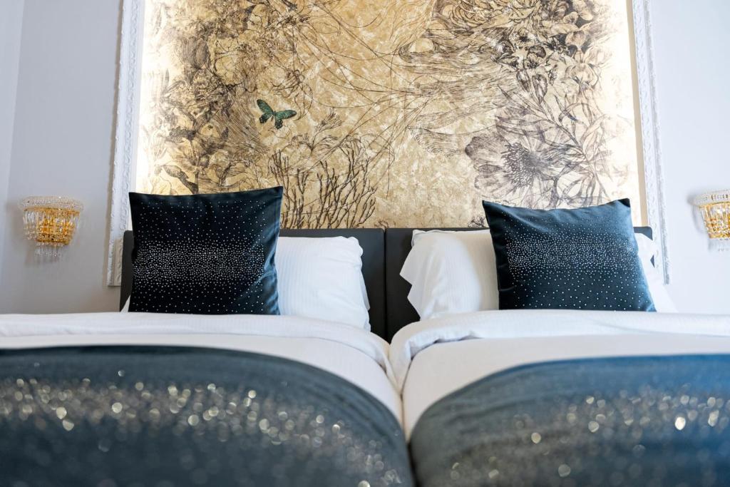 Postel nebo postele na pokoji v ubytování Queen Cattleya Suite