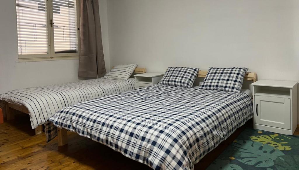 dos camas sentadas una al lado de la otra en una habitación en Sremski Karlovci Center Homestay en Sremski Karlovci