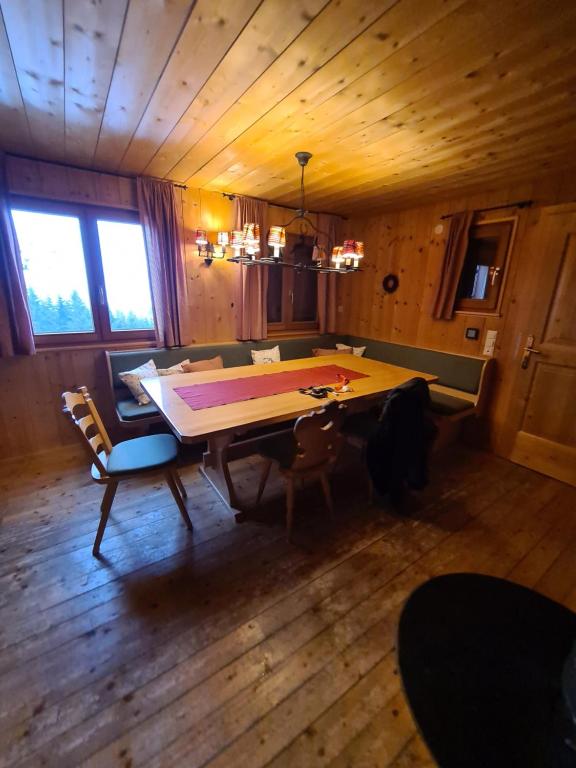 Biljarda galds naktsmītnē Burtscha Lodge im Sommer inklusive der Gästekarte Premium